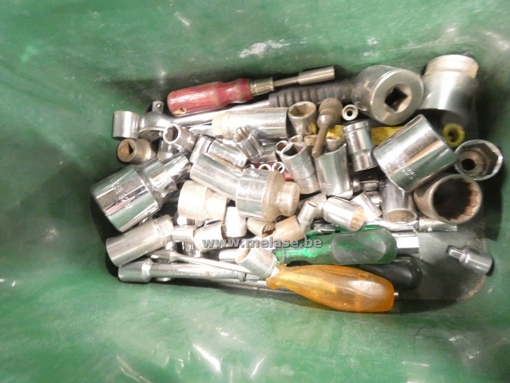 Emmer met klein gereedschap