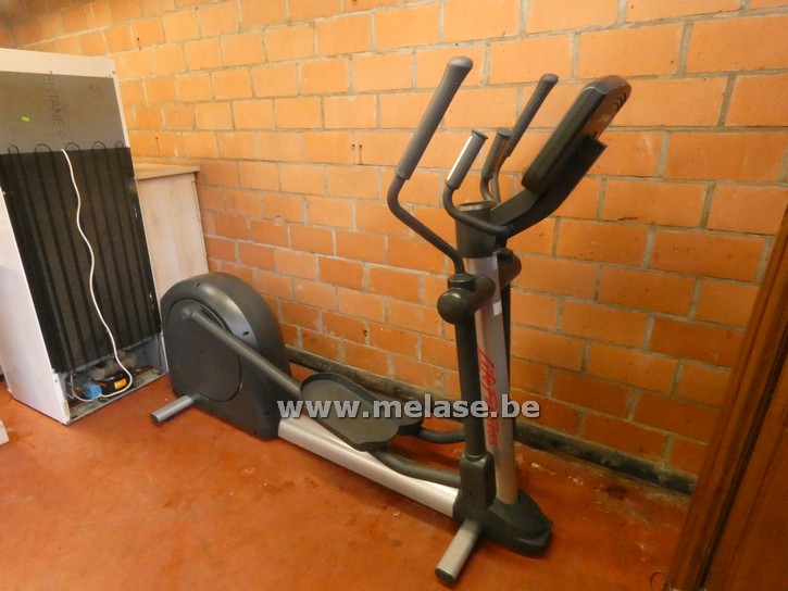 Crosstrainer "Activate series Elliptical crosstrainer - Life Fitness"