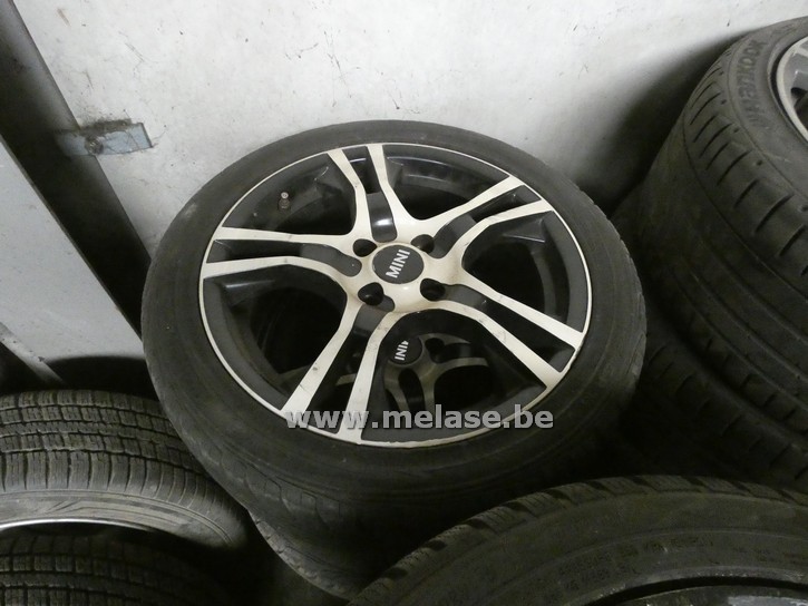Banden met velg "Uniroyal"