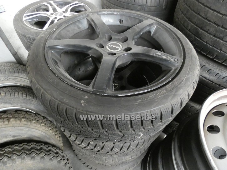 Banden met velg "Uniroyal"