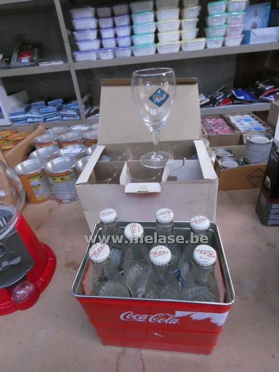 Coca-Colabakje met "Ritchie" flesjes