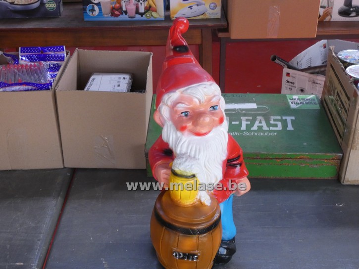 Polyesterbeeld "kabouter met bierton"