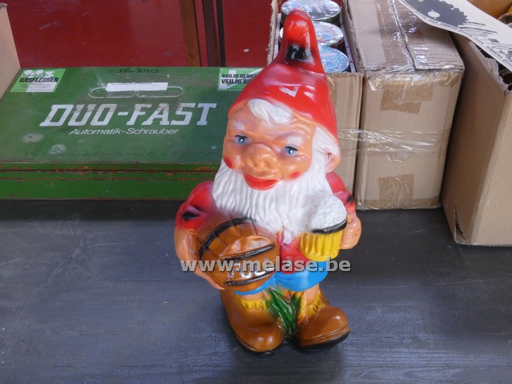 Polyesterbeeld "kabouter met bierton"