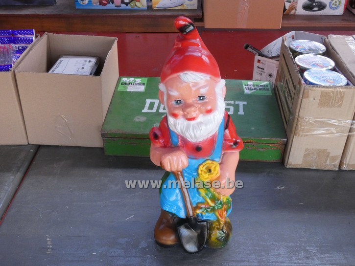 Polyesterbeeld "kabouter met spade"