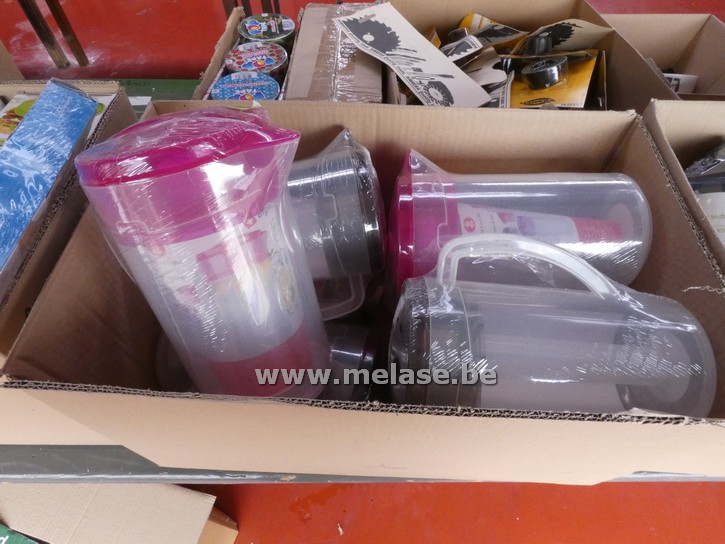 Plastiek schenkkannen "met ijshouder en filter"