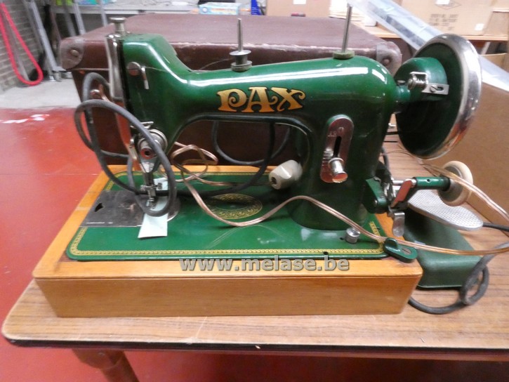 Oudtijdse naaimachine "Pax"