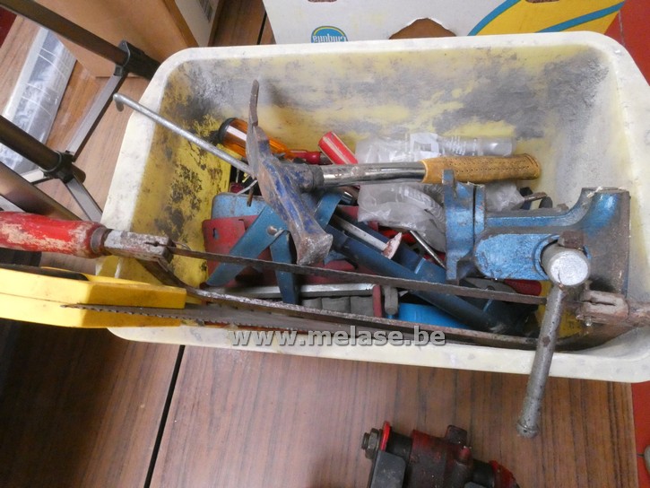 Bak met klein gereedschap