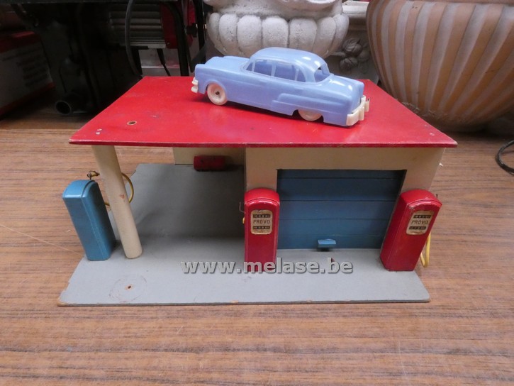 Antieke garage + miniatuurauto