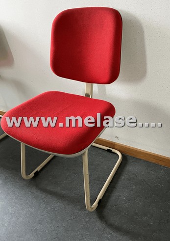 Retro rode stoffen stoel