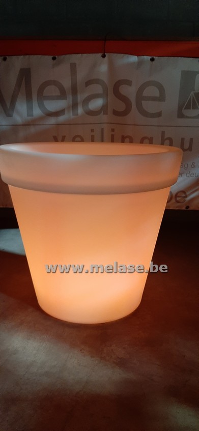 Grote bloempot met LEDverlichting