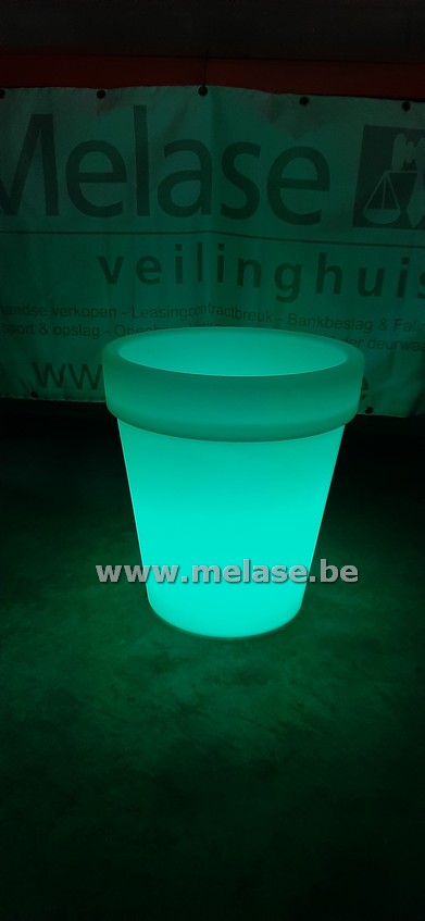 Grote bloempot met LEDverlichting