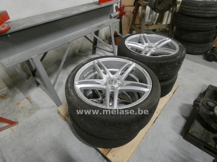 Banden op velg "Uniroyal 235/40R19"