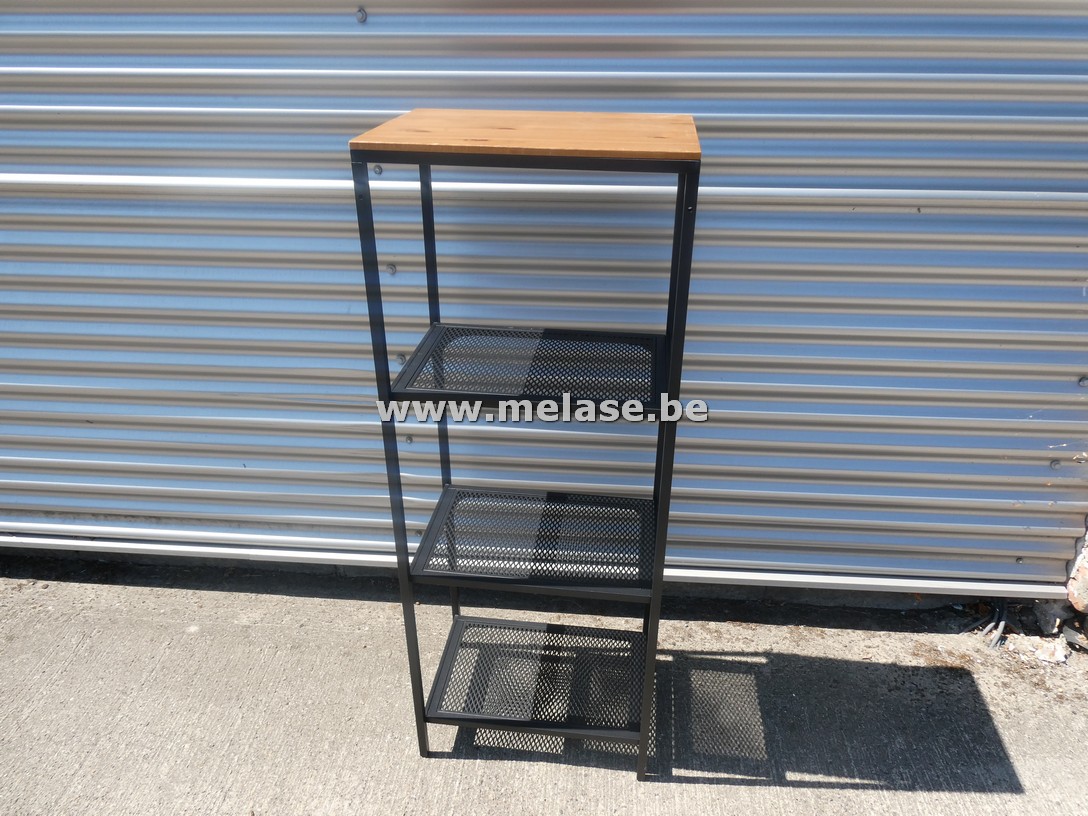 Metalen rekje met houten blad