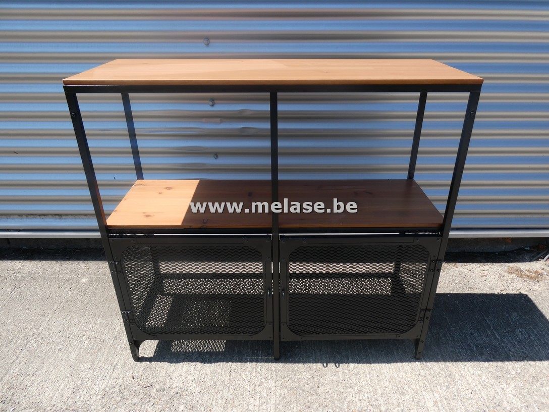 Metalen rekje met houten blad