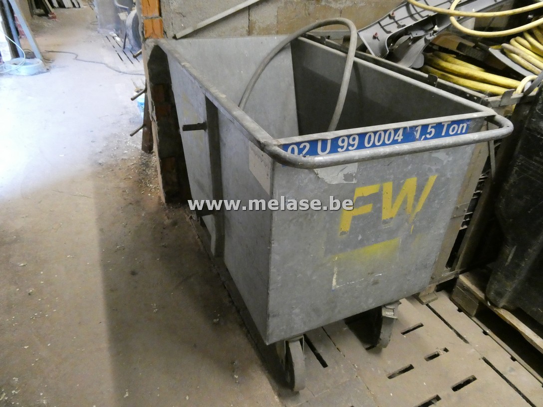 9 bakken met divers materiaal