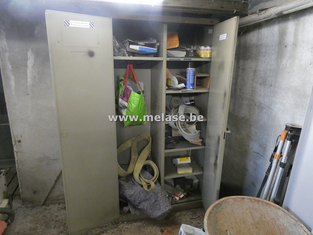 Metalen kast + inhoud + kruiwagen