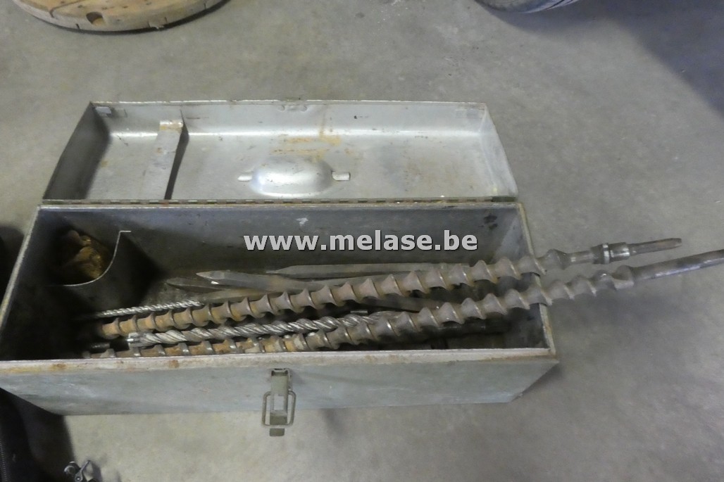 Metalen kist met beitels en boren