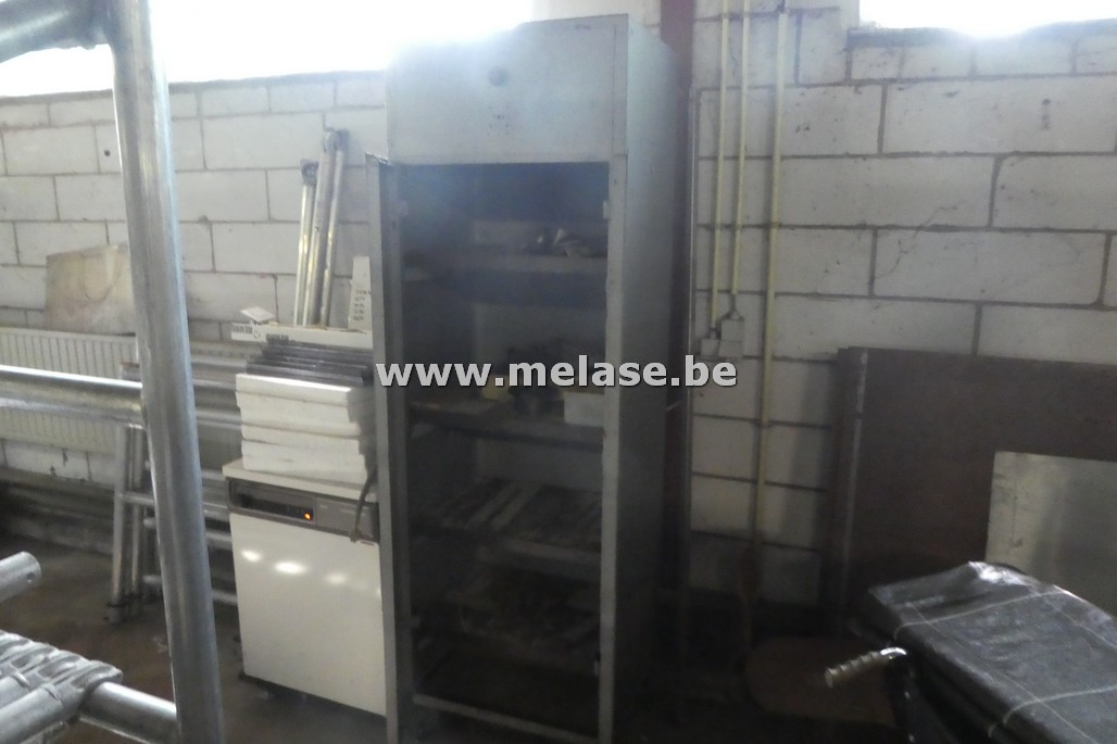 Metalen kast op wielen