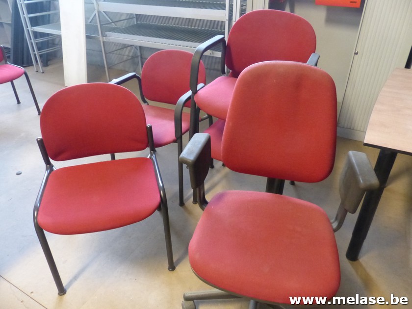 Bureelstoel + 4 wachtkamerstoelen